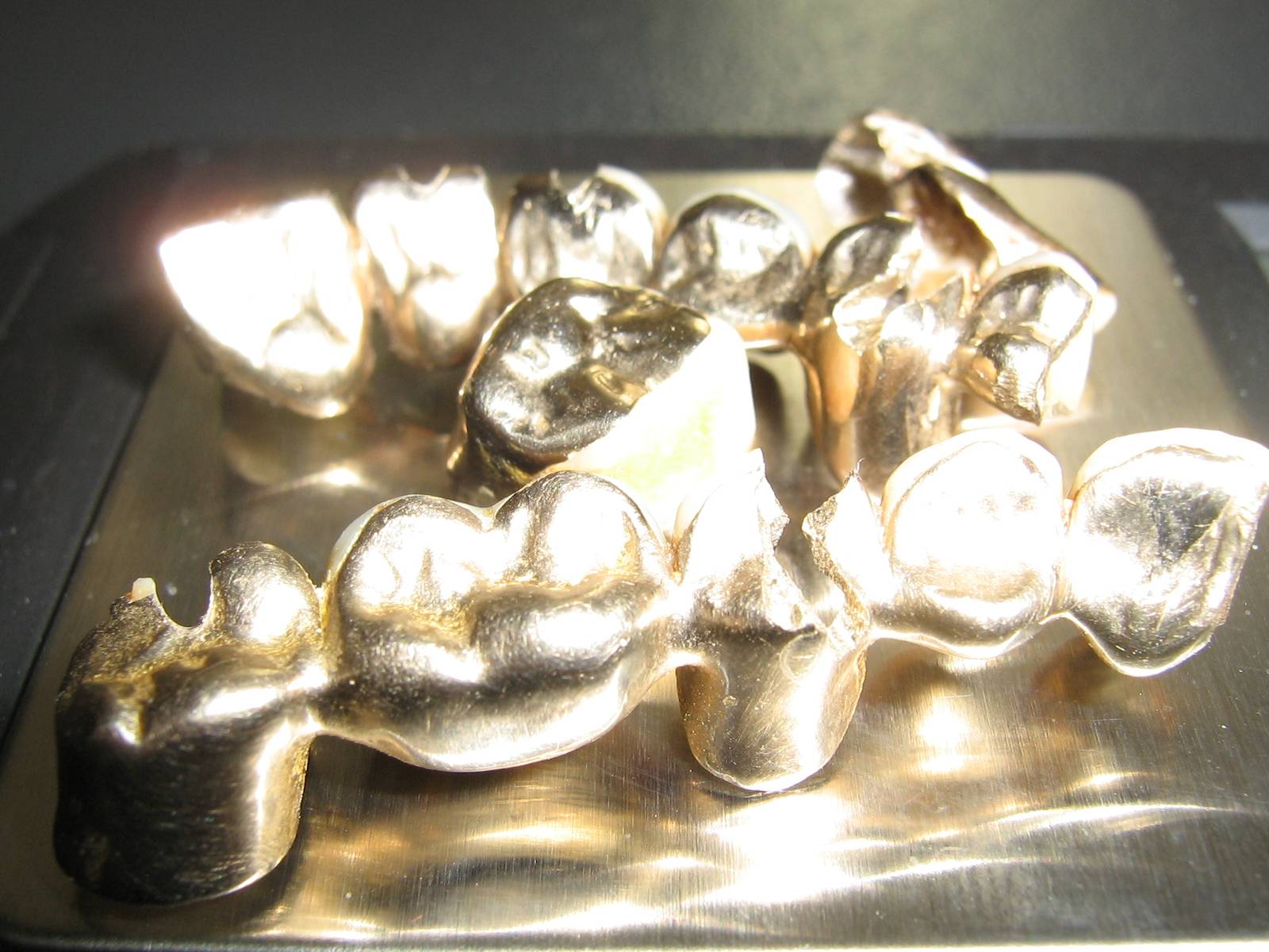 Золото коронки проба. Золотая коронка 850 вес. Зубное золото. Лом зубного золота. Чисто золотые коронки.
