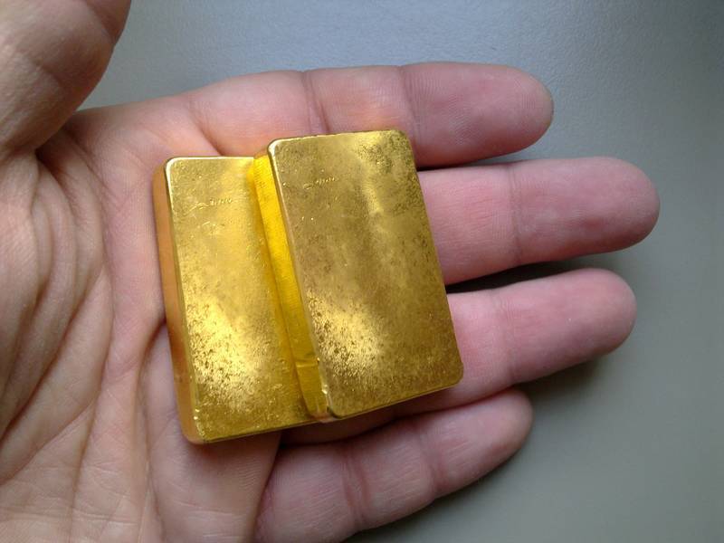 The two gold bars of each 250 grams in my hand